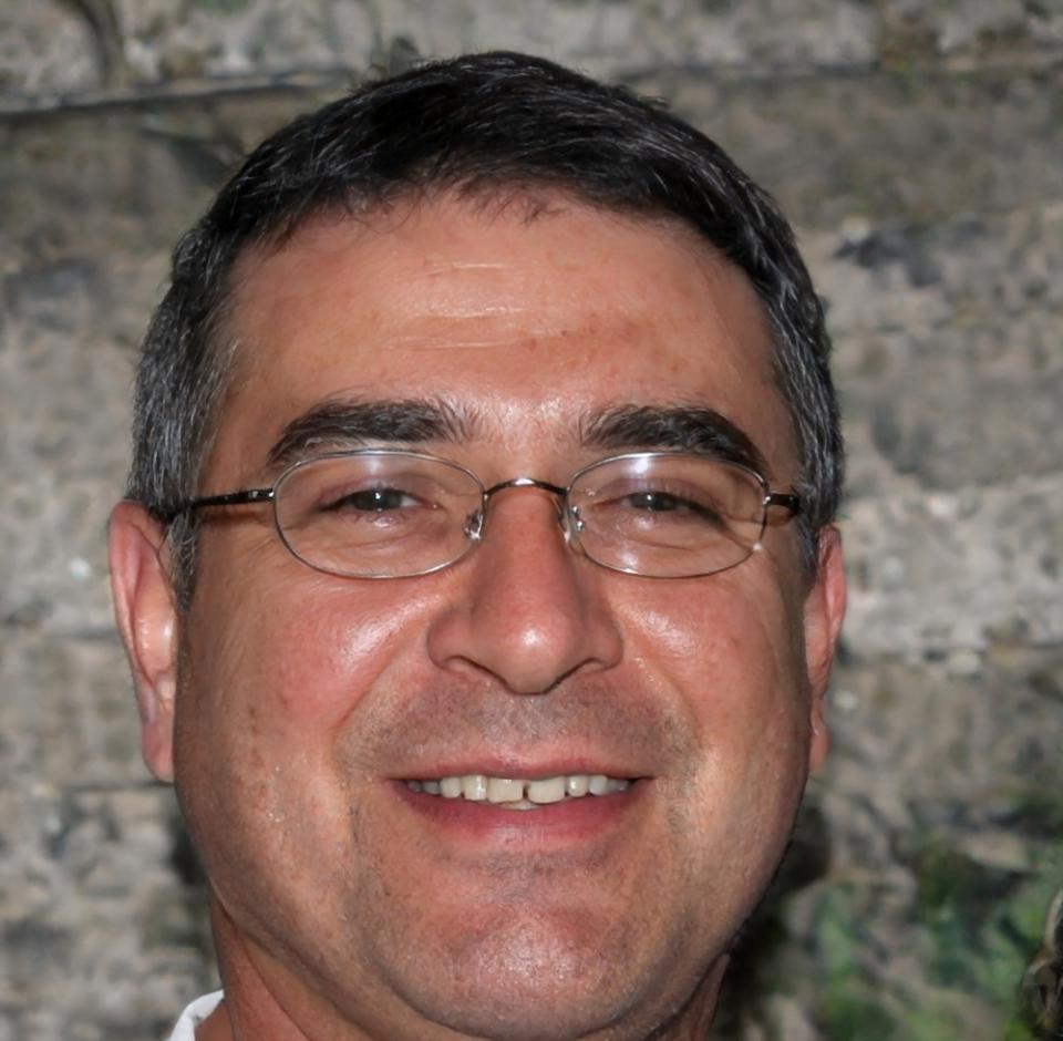 Retrato profesional de Alejandro Herrera, Director de Desarrollo