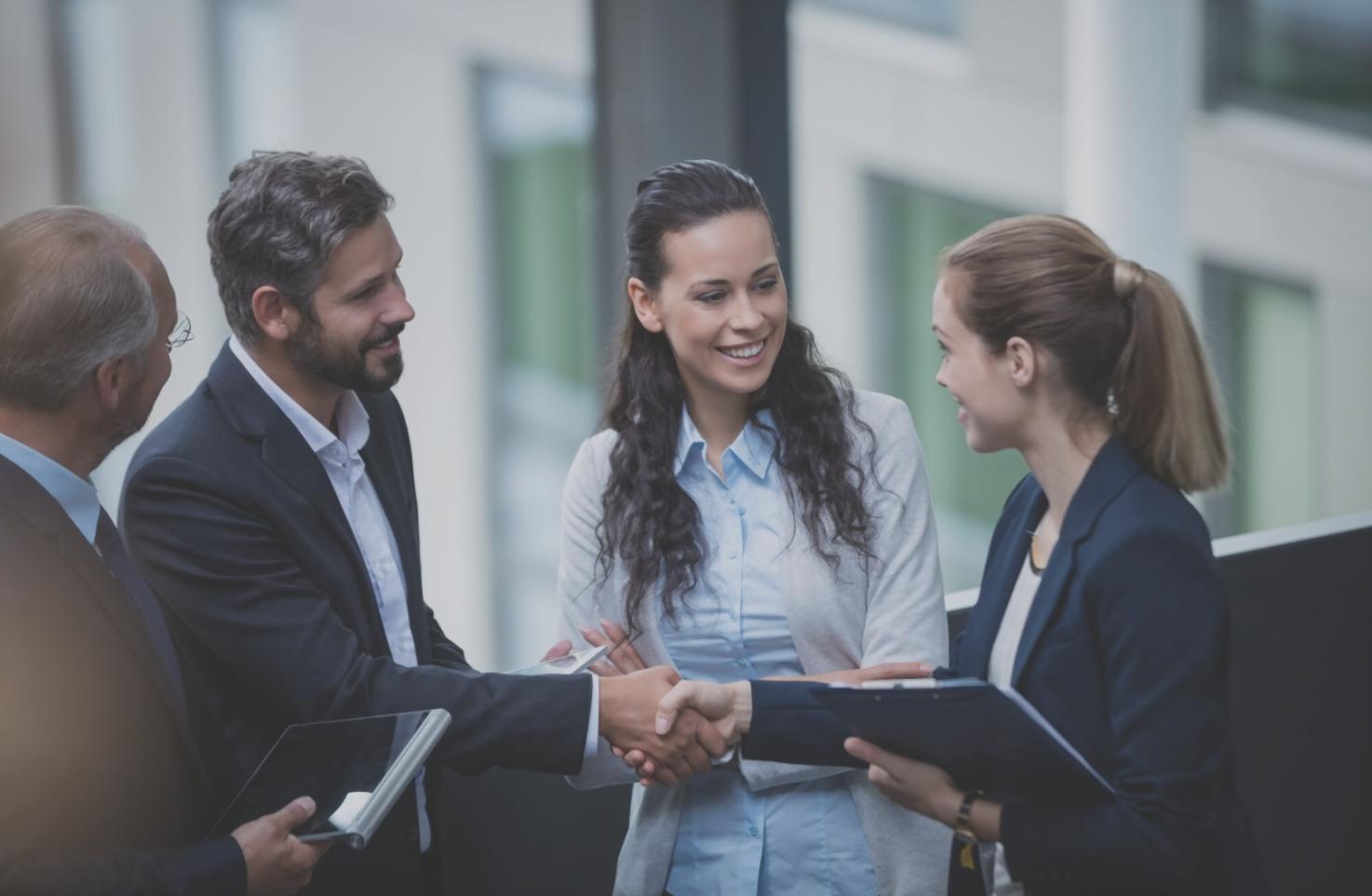 Equipo de kynelarthos trabajando en análisis financiero