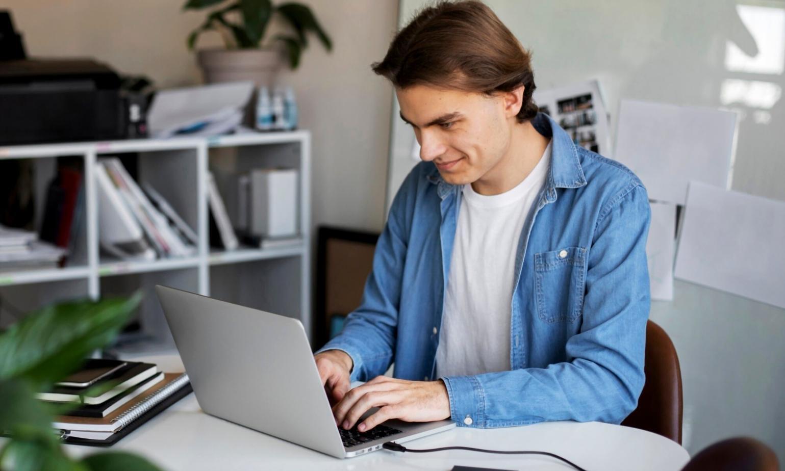 Estudiantes trabajando con herramientas de análisis financiero